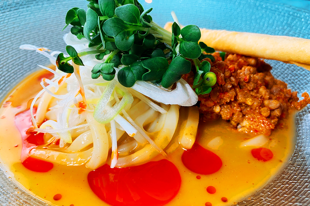 “チーズ春巻きトッピング”冷し麻辣うどん